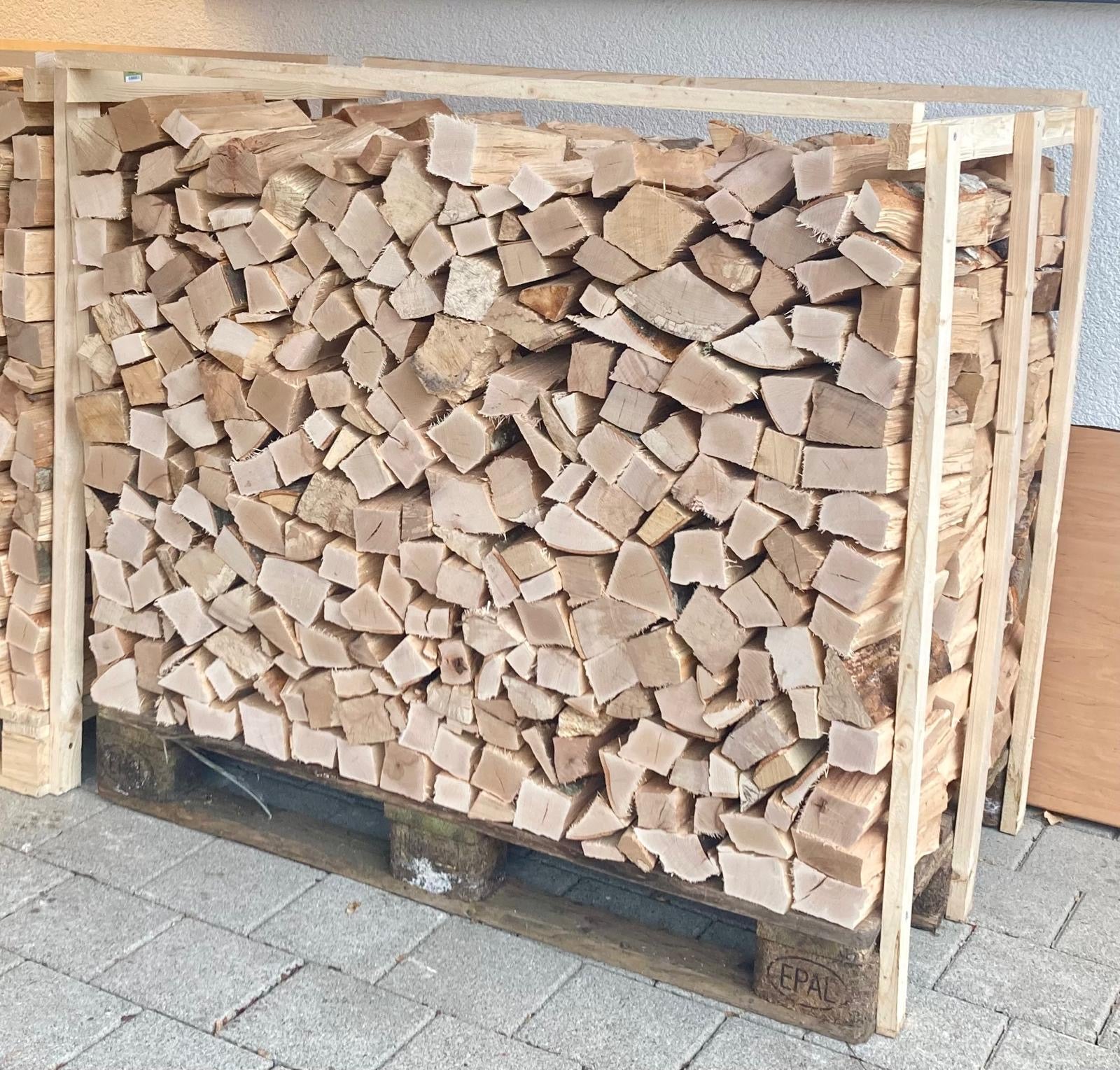 Brennholz 33 / 25cm, gestapelt auf Palette
